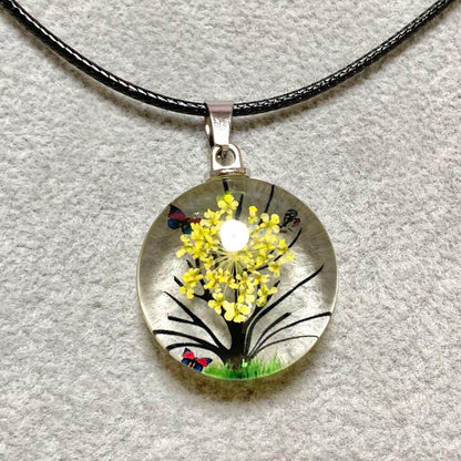 Cadena con dije de naturaleza encapsulada